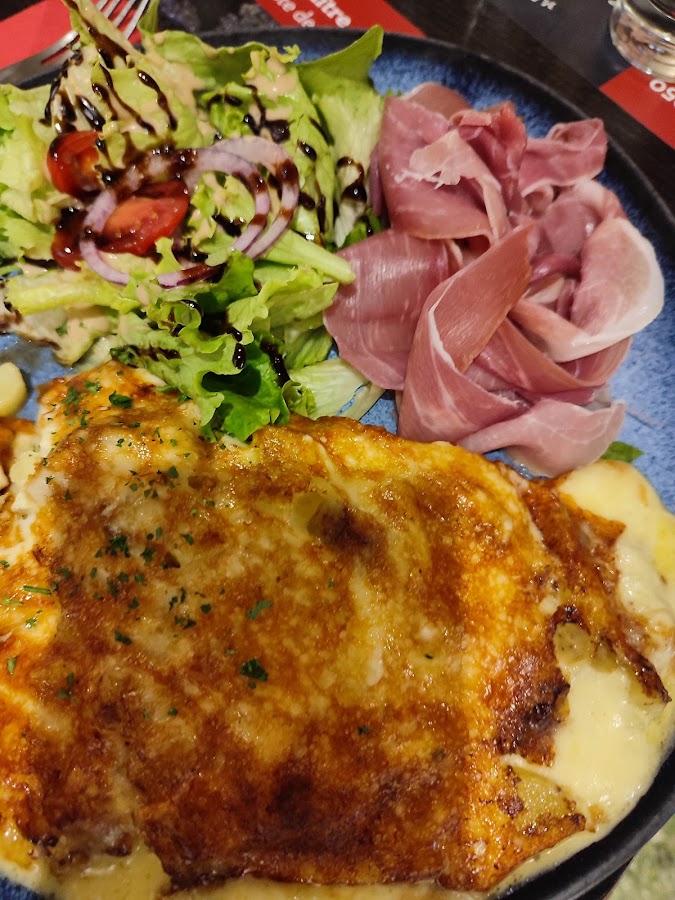 Assiette de truffade au jambon et salade