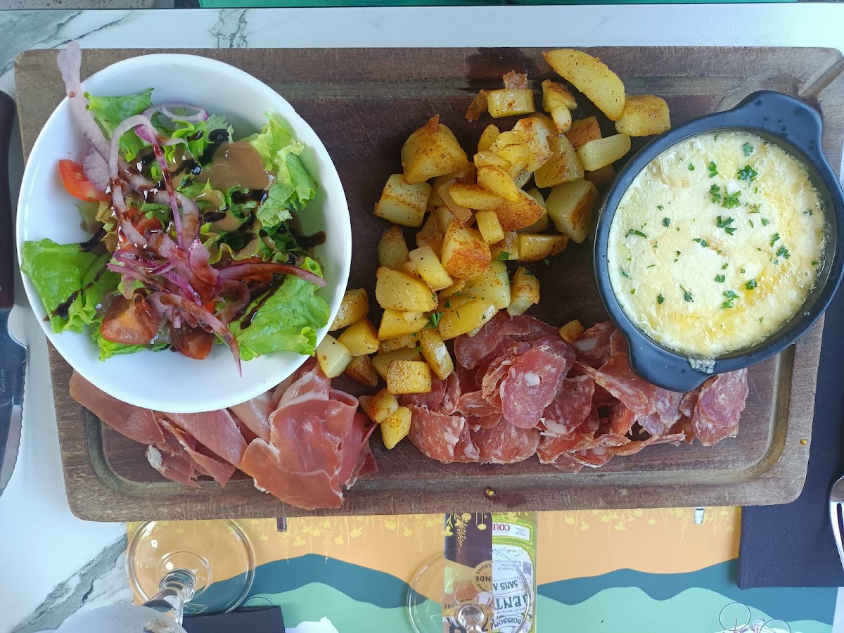 Boîte chaude au camembert, charcuterie et pommes de terre rissolées