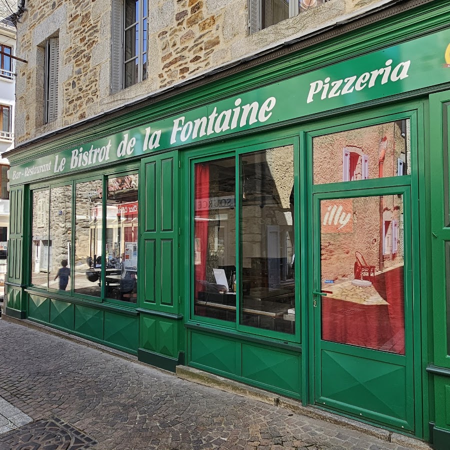 La devanture verte du Bistrot de la Fontaine, place du Gravier à Chaudes-Aigues