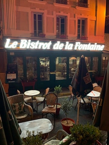 La terrasse du Bistrot de la Fontaine à la tombée du soir