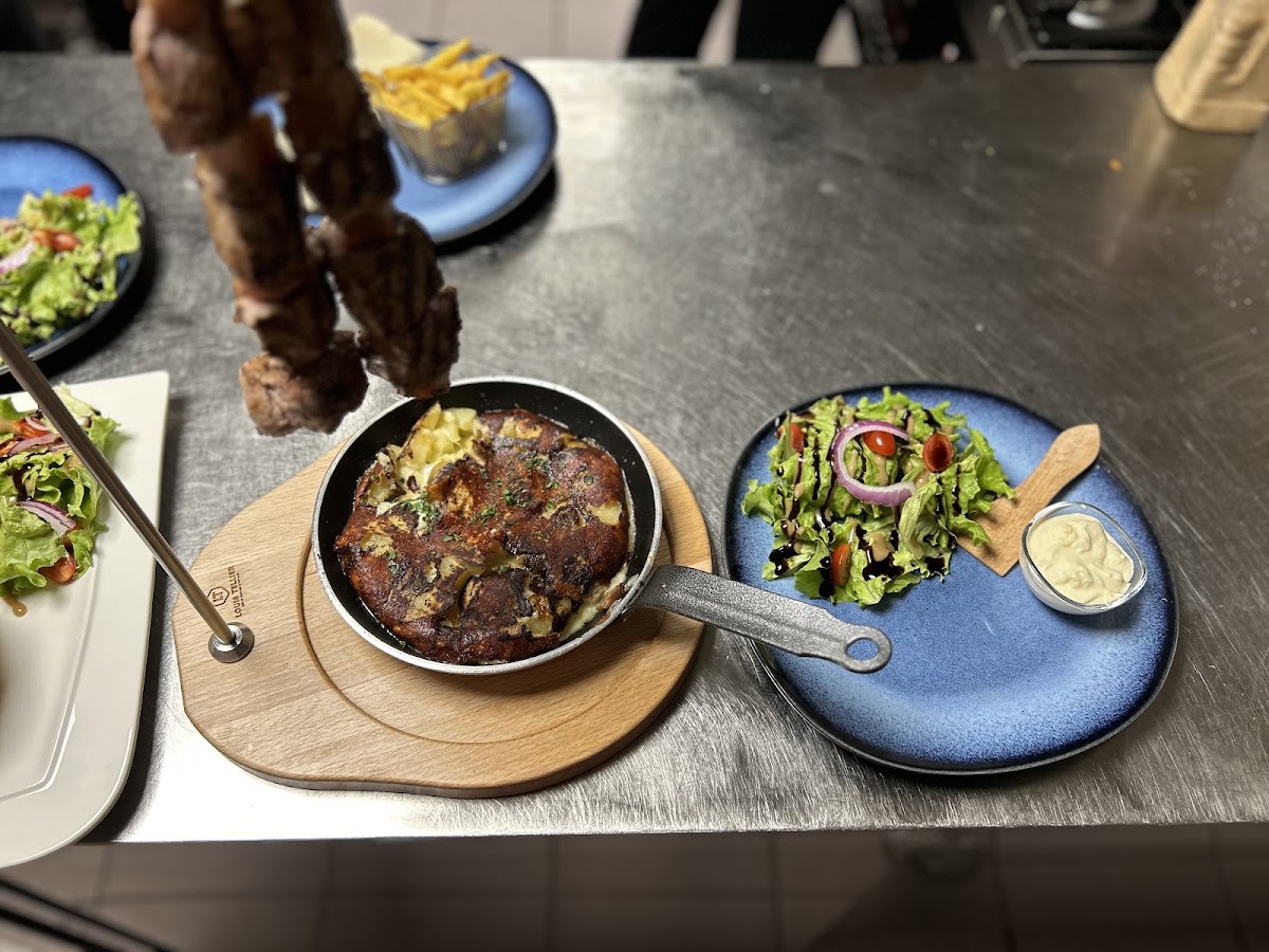 Truffade en poêlon et brochette d'Aubrac au passe du Bistrot de la Fontaine